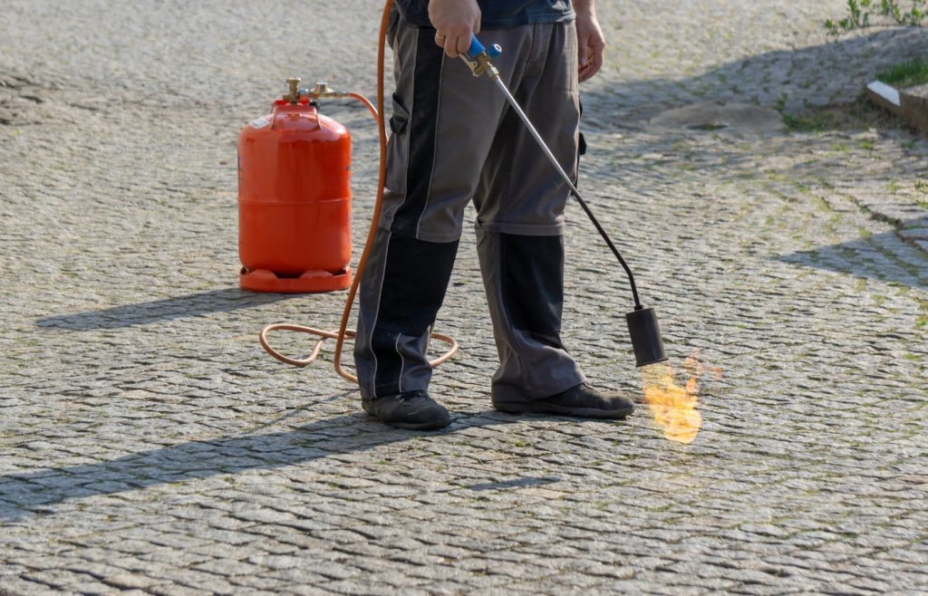 comment désherber avec un désherbeur thermique