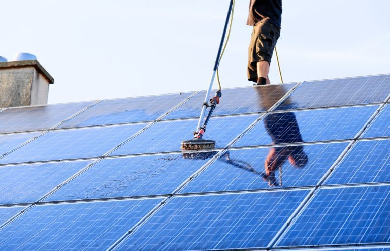 comment nettoyer des panneaux solaires
