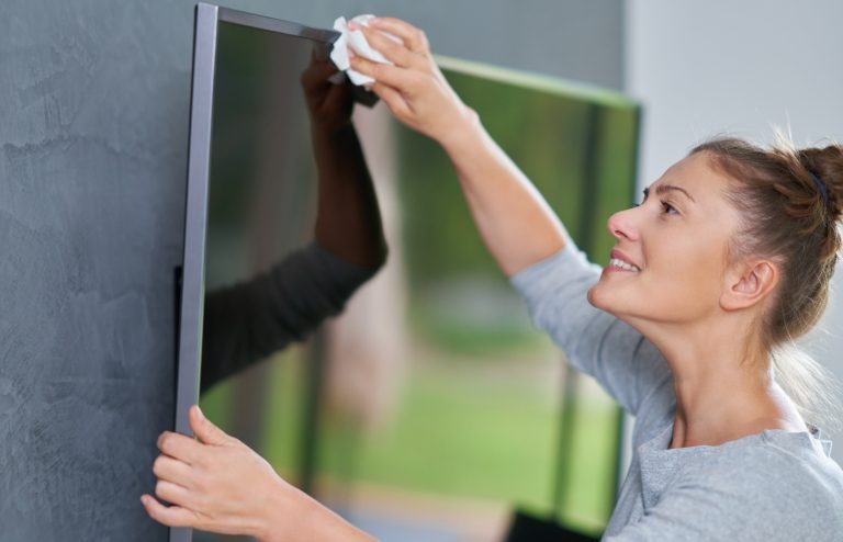l'erreur que tout le monde fait en nettoyant sa tv