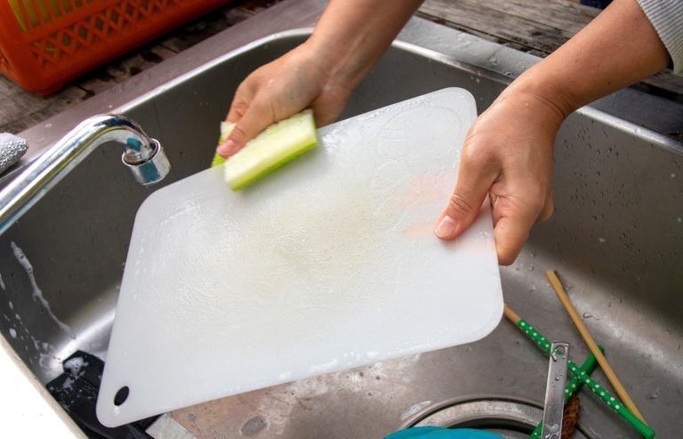 comment nettoyer planche à découper en plastique