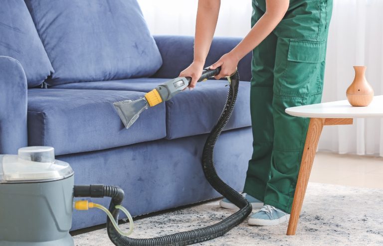 comment nettoyer un canapé en velours erreurs à éviter