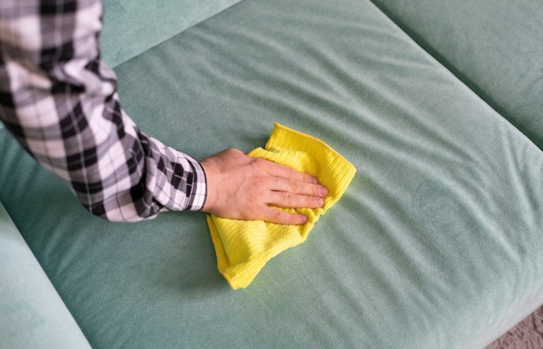 nettoyer un canapé microfibre