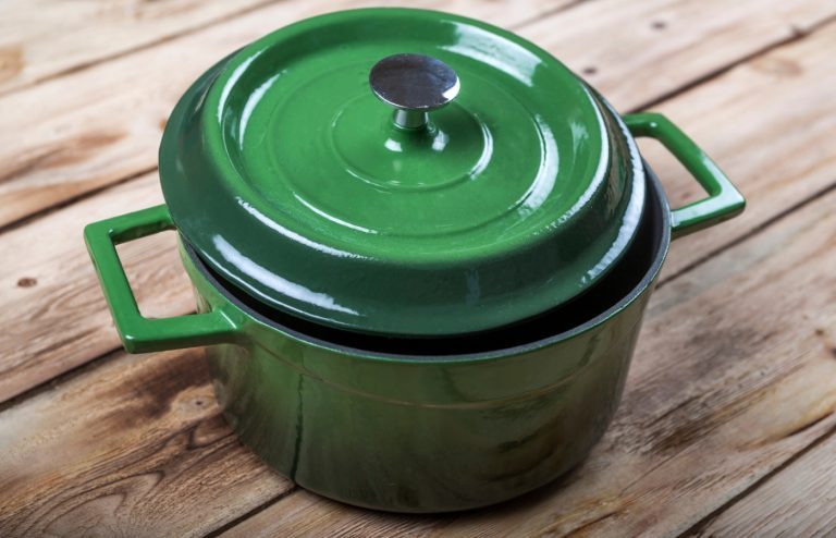 nettoyer facilement une cocotte en fonte brulée