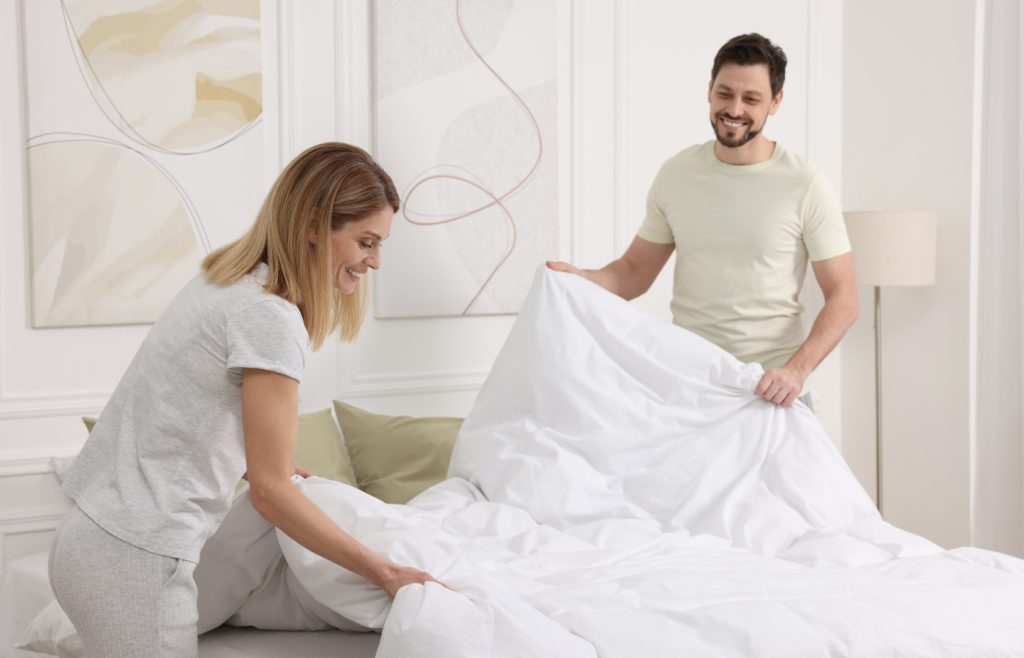 couple qui change draps