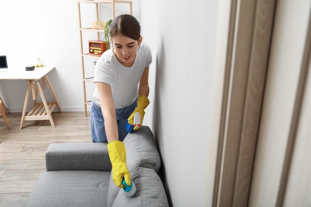 astuces nettoyer canapé en tissu