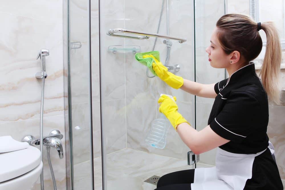 astuces nettoyer calcaire sur une paroi de douche