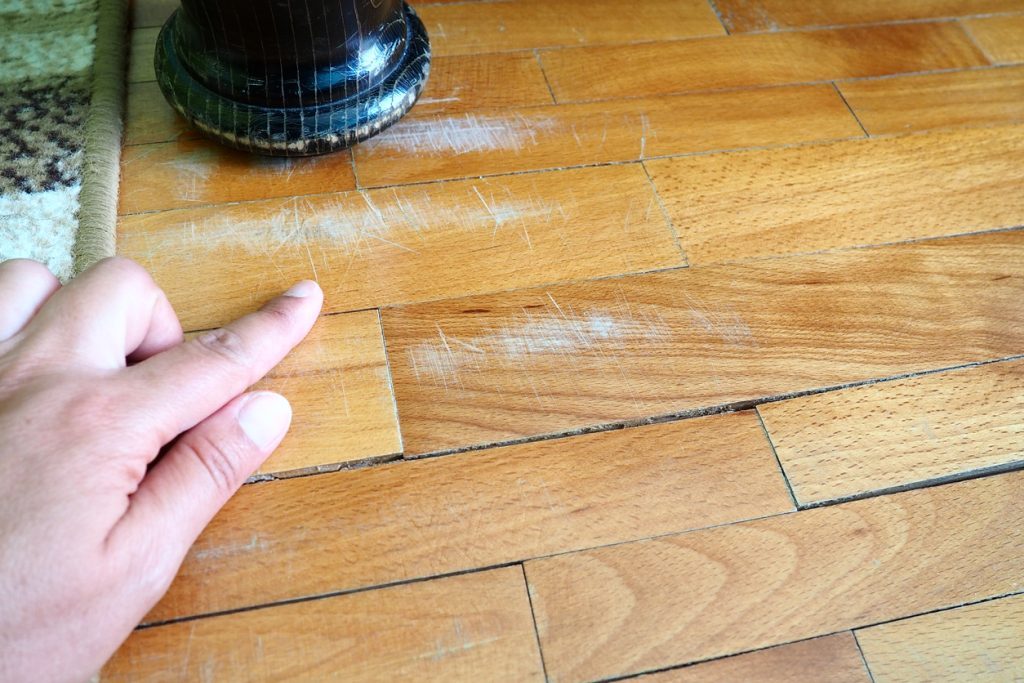 comment se débarrasser des éraflures sur un parquet