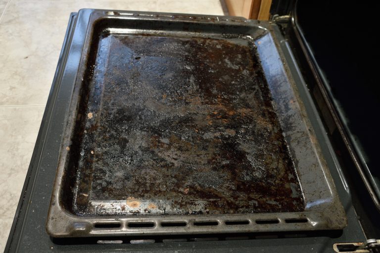 comment nettoyer une plaque de four très sale