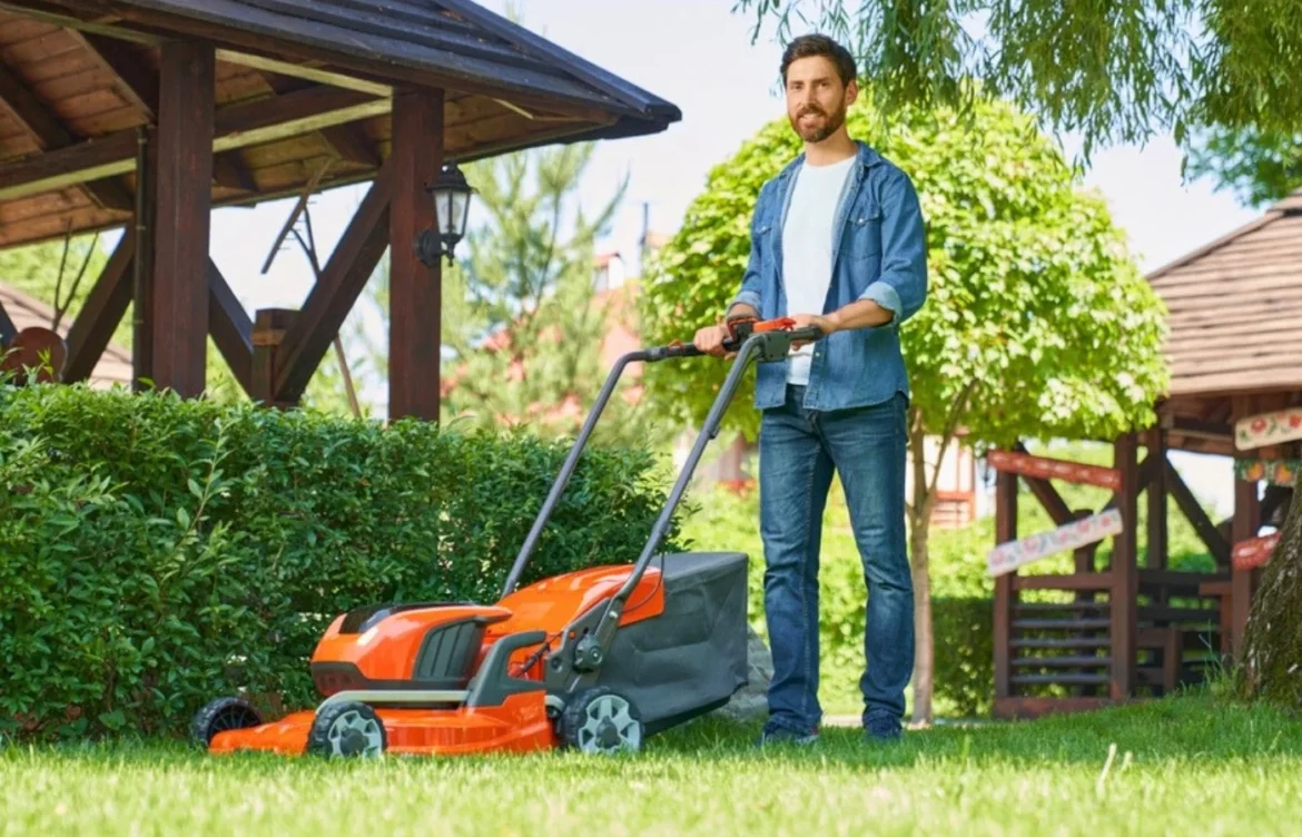 Ne tondez plus votre pelouse n’importe quand : voici la fréquence idéale selon les experts fréquence tonte gazon