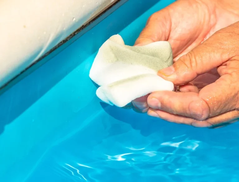 nettoyer ligne d'eau piscine
