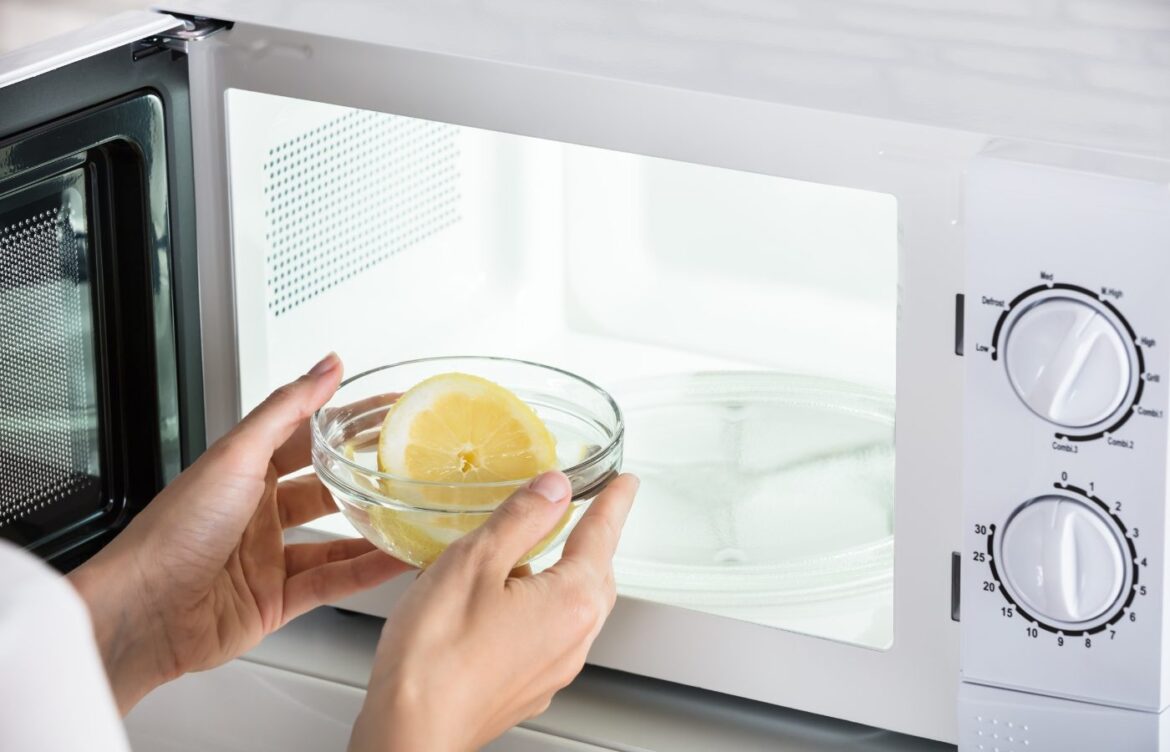 Nettoyage micro-ondes avec du citron