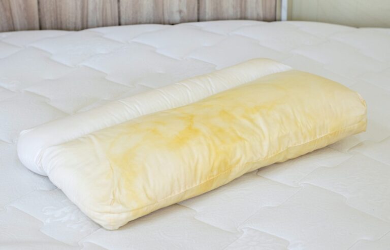 Matelas et oreillers jaunis : les astuces naturelles et faciles pour les nettoyer sans produits chimiques Astuces naturelles nettoyage matelas oreiller jaunis