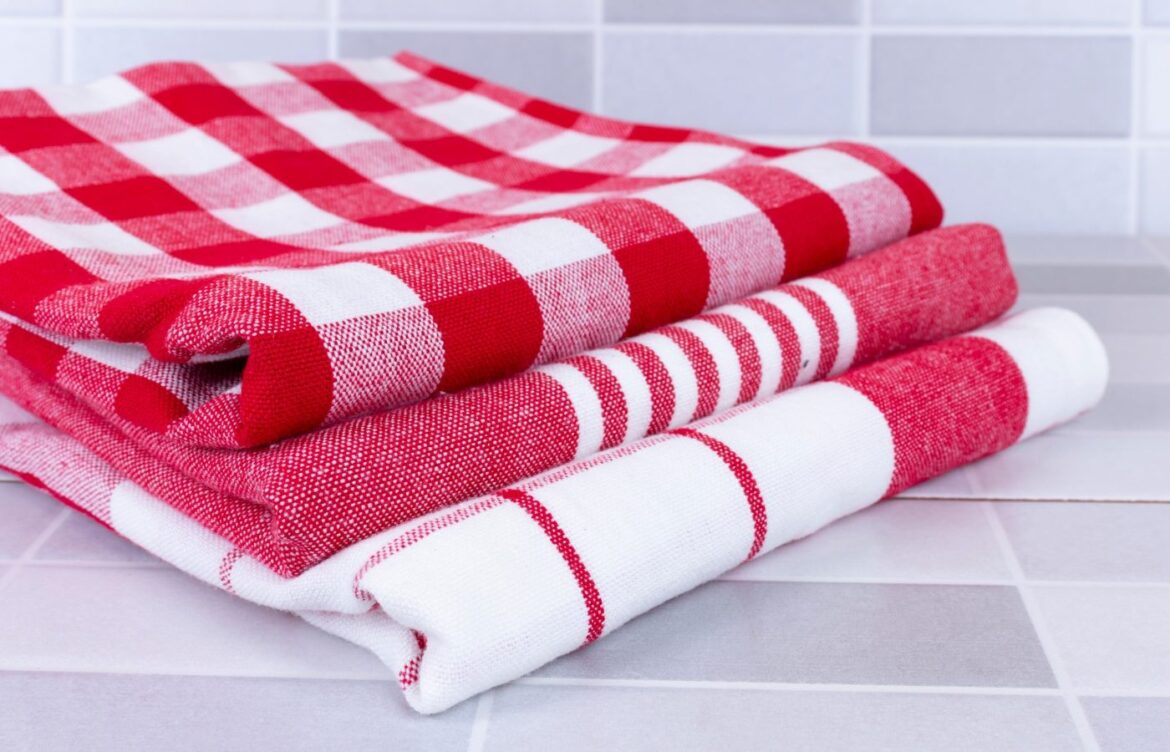 Torchons très sales ? Voici la méthode radicale pour les retrouver comme neufs (et c’est super simple) nettoyage torchons très sales astuce