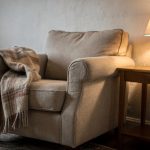 Fauteuil d'allaitement dans un coin de chambre douillet