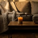 Salon cocooning bougies plaid lumière tamisée