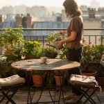 Terrasse d'un appartement en copropriété avec mobilier de jardin
